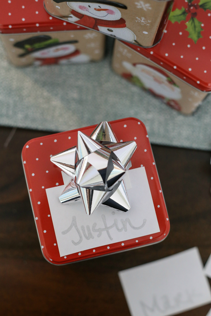 Easy holiday cookie tin place setting