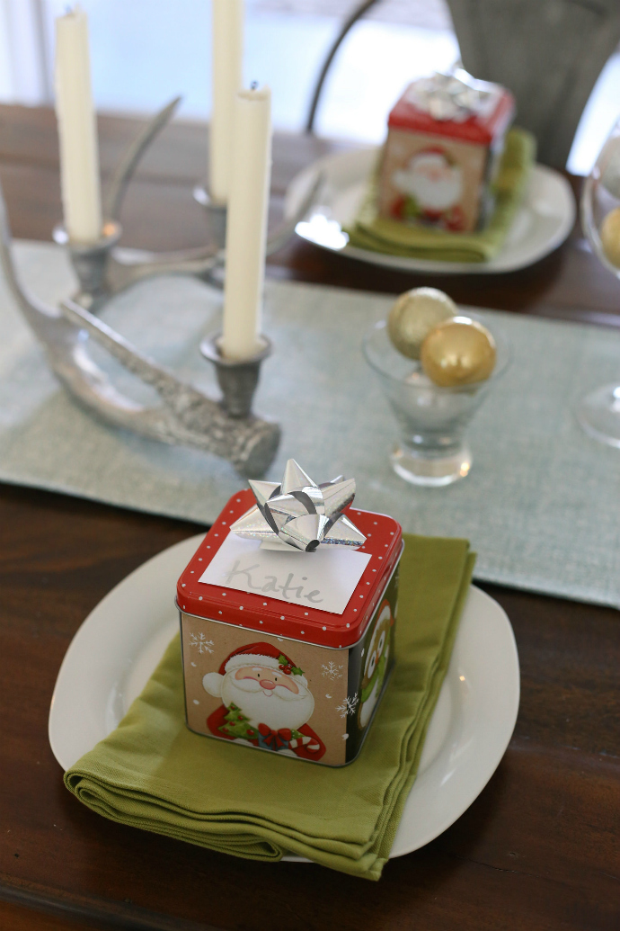Easy holiday cookie tin place setting